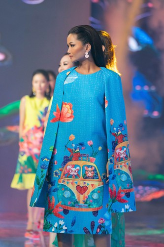 beauty queens return to fashion show following covid-19 epidemic hinh 6