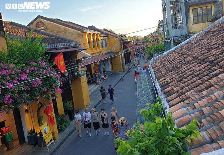 vibrant atmosphere returns to hoi an’s old quarter following re-opening hinh 1