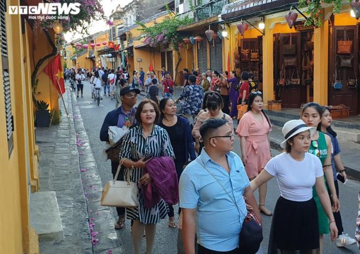 vibrant atmosphere returns to hoi an’s old quarter following re-opening hinh 2
