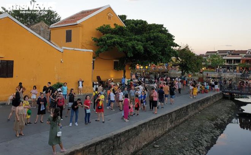 vibrant atmosphere returns to hoi an’s old quarter following re-opening hinh 3