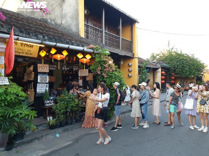 vibrant atmosphere returns to hoi an’s old quarter following re-opening hinh 7