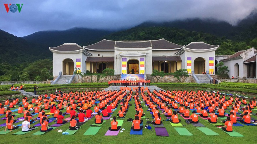 thousands enthusiastic about yoga day in ha long city hinh 11