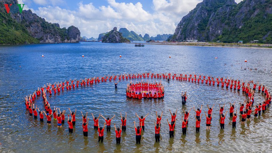 thousands enthusiastic about yoga day in ha long city hinh 12