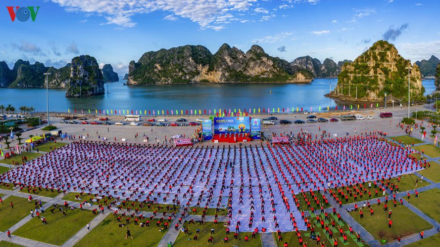 thousands enthusiastic about yoga day in ha long city hinh 1