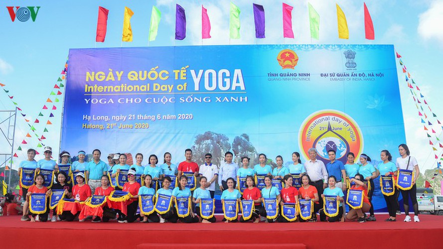 thousands enthusiastic about yoga day in ha long city hinh 2