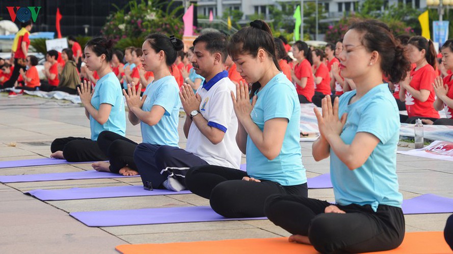 thousands enthusiastic about yoga day in ha long city hinh 3