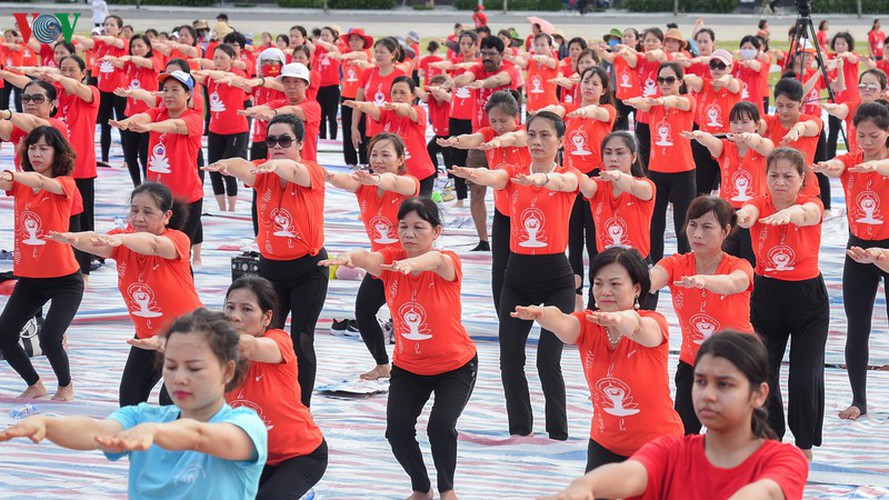 thousands enthusiastic about yoga day in ha long city hinh 4