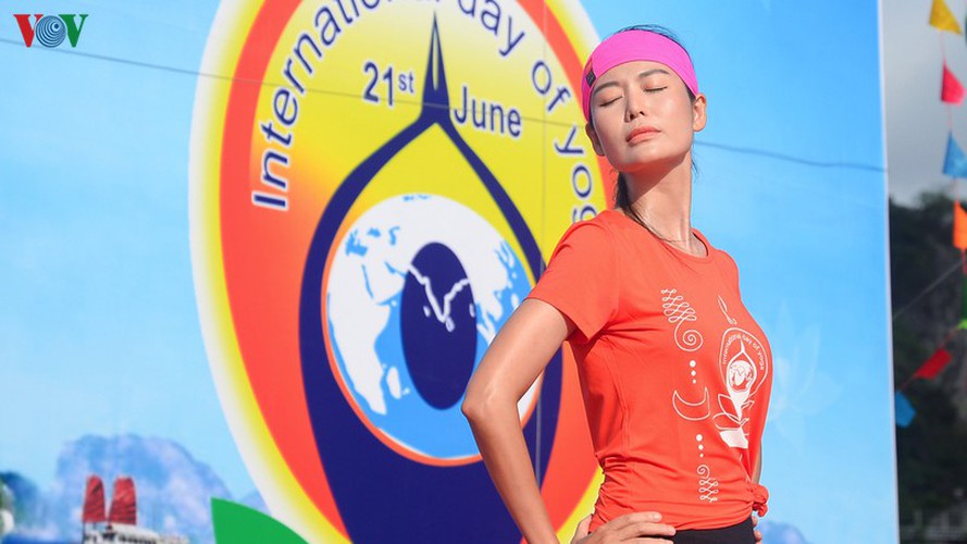 thousands enthusiastic about yoga day in ha long city hinh 5