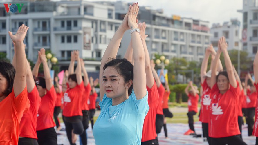 thousands enthusiastic about yoga day in ha long city hinh 6