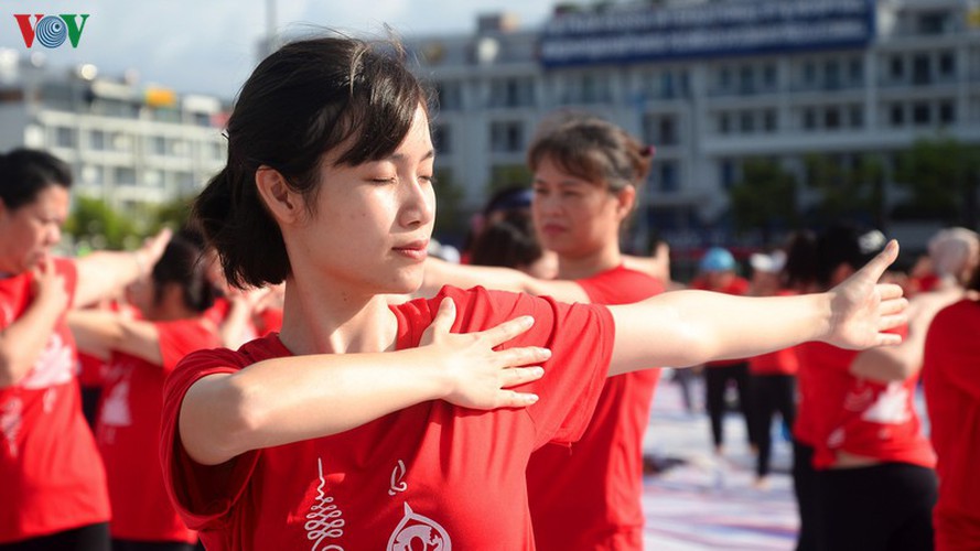 thousands enthusiastic about yoga day in ha long city hinh 7