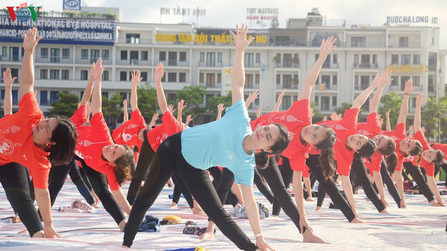 thousands enthusiastic about yoga day in ha long city hinh 9