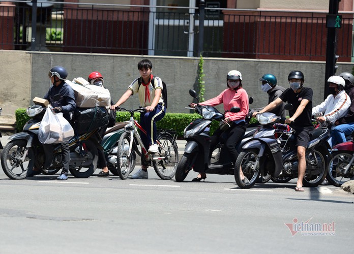 hanoi endures second heat wave, temperatures drop in hcm city hinh 12