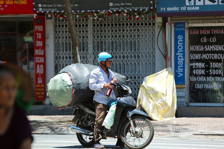 hanoi endures second heat wave, temperatures drop in hcm city hinh 1