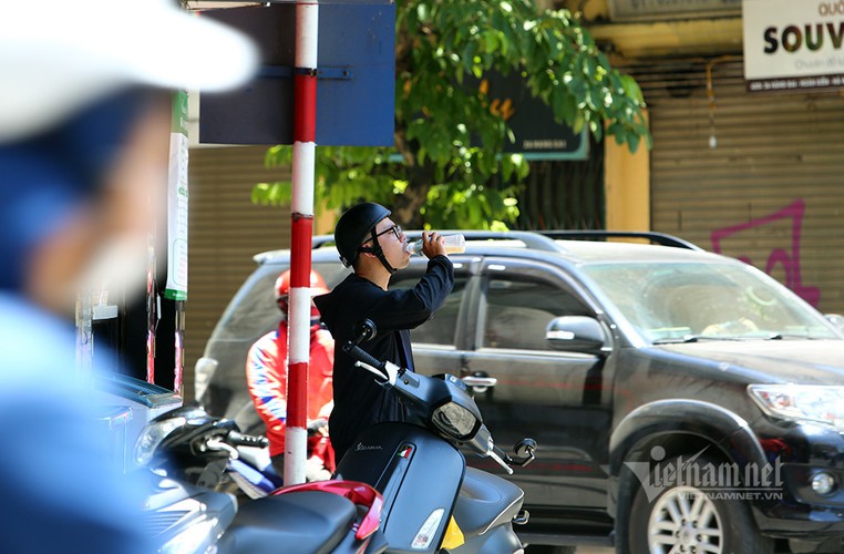 hanoi endures second heat wave, temperatures drop in hcm city hinh 2