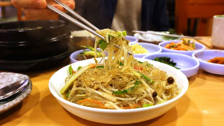 cnn names bun rieu and cao lau among best asian noodles hinh 10