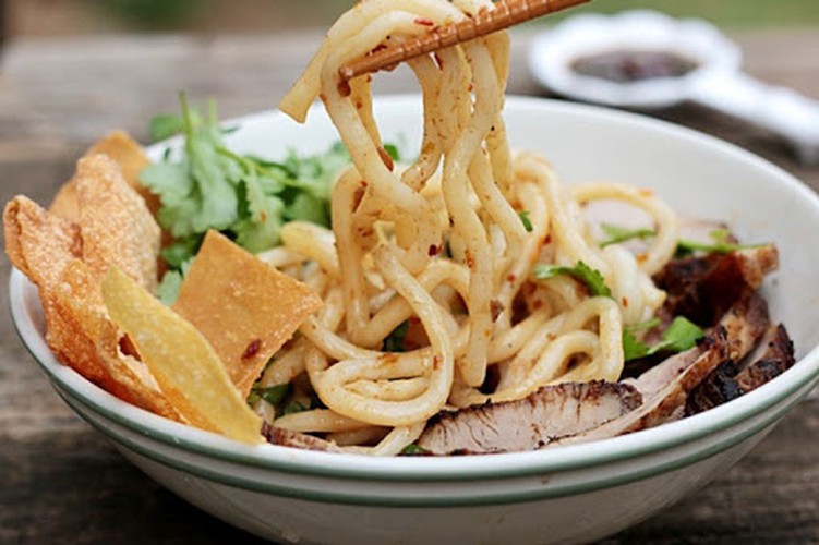 cnn names bun rieu and cao lau among best asian noodles hinh 3