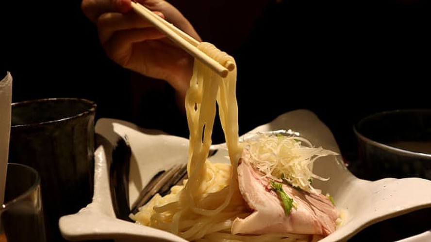 cnn names bun rieu and cao lau among best asian noodles hinh 6