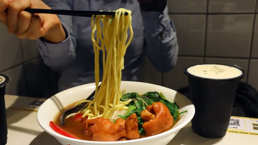 cnn names bun rieu and cao lau among best asian noodles hinh 8