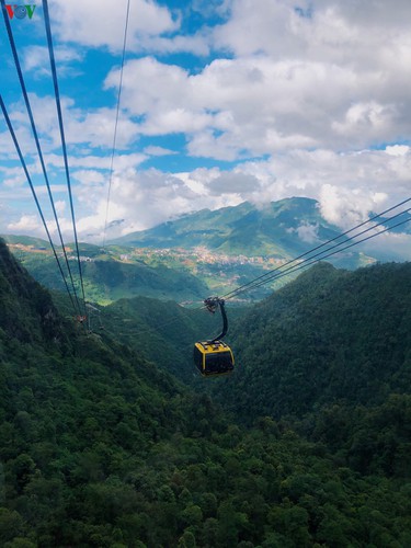 romantic valley seen from fansipan cable car hinh 1