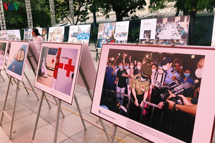 photo exhibition showcases vietnamese battle against covid-19 epidemic hinh 10