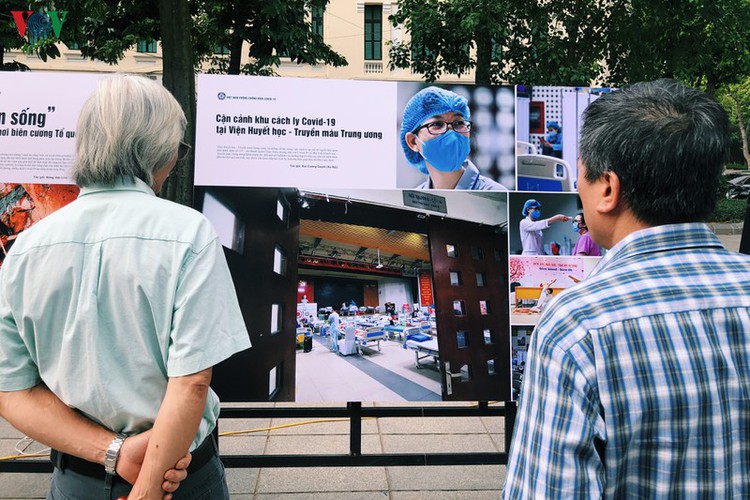 photo exhibition showcases vietnamese battle against covid-19 epidemic hinh 11