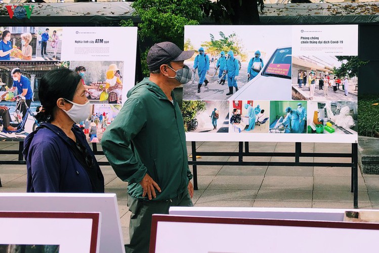 photo exhibition showcases vietnamese battle against covid-19 epidemic hinh 1