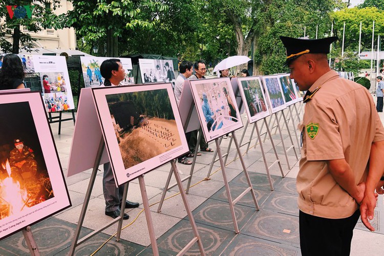 photo exhibition showcases vietnamese battle against covid-19 epidemic hinh 2
