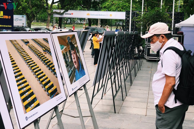 photo exhibition showcases vietnamese battle against covid-19 epidemic hinh 4