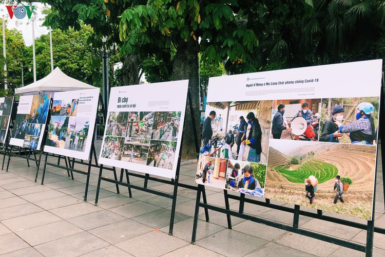 photo exhibition showcases vietnamese battle against covid-19 epidemic hinh 5