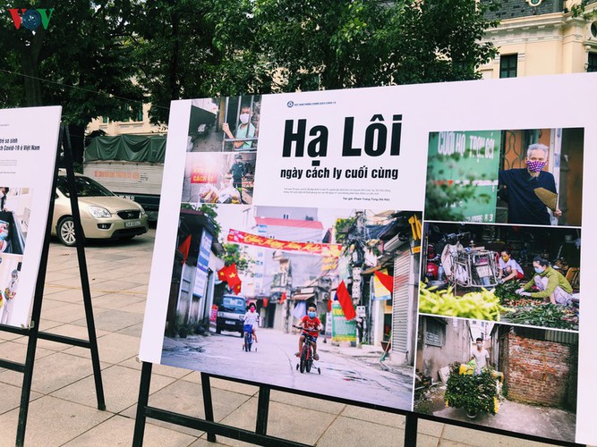 photo exhibition showcases vietnamese battle against covid-19 epidemic hinh 6