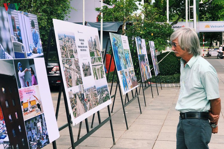 photo exhibition showcases vietnamese battle against covid-19 epidemic hinh 7