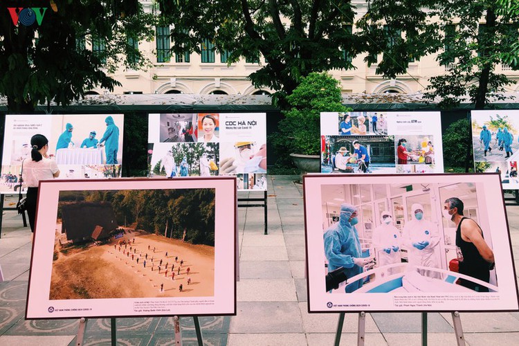 photo exhibition showcases vietnamese battle against covid-19 epidemic hinh 8