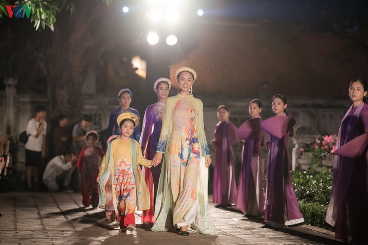 ao dai displaying vietnamese cultural heritage on show in hanoi hinh 12