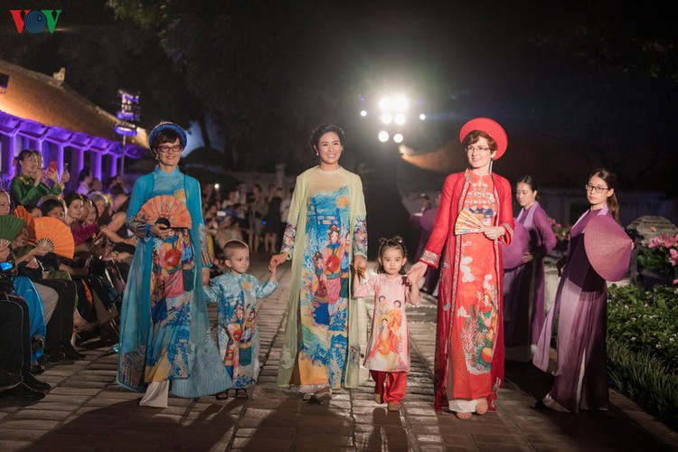 ao dai displaying vietnamese cultural heritage on show in hanoi hinh 14