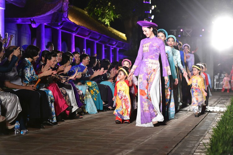 ao dai displaying vietnamese cultural heritage on show in hanoi hinh 1