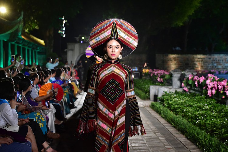 ao dai displaying vietnamese cultural heritage on show in hanoi hinh 2