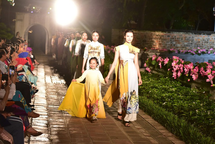 ao dai displaying vietnamese cultural heritage on show in hanoi hinh 4