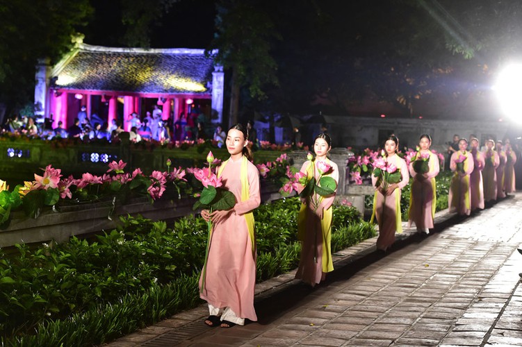 ao dai displaying vietnamese cultural heritage on show in hanoi hinh 5