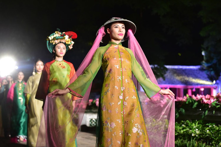 ao dai displaying vietnamese cultural heritage on show in hanoi hinh 7