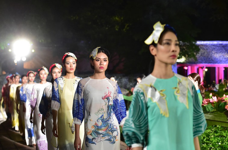 ao dai displaying vietnamese cultural heritage on show in hanoi hinh 8