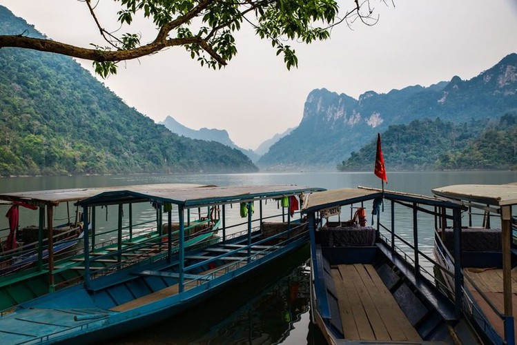 top seven must-see lakes in vietnam hinh 1