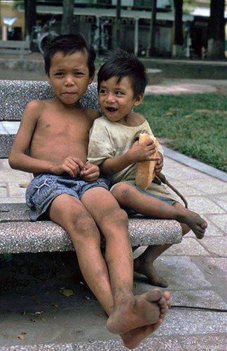 peaceful moments captured in scenes from 1990s hanoi hinh 10