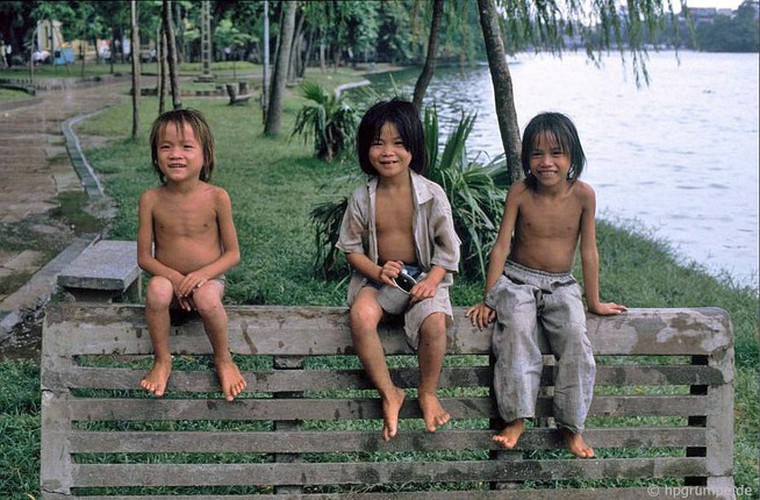 peaceful moments captured in scenes from 1990s hanoi hinh 11