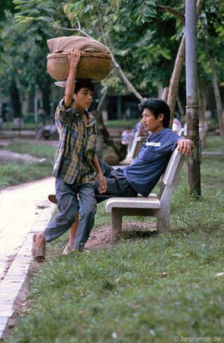 peaceful moments captured in scenes from 1990s hanoi hinh 12