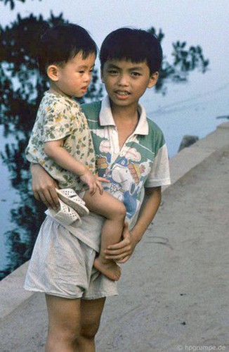 peaceful moments captured in scenes from 1990s hanoi hinh 14