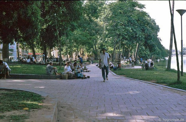 peaceful moments captured in scenes from 1990s hanoi hinh 1