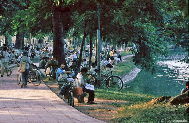 peaceful moments captured in scenes from 1990s hanoi hinh 2