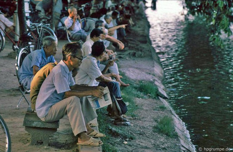 peaceful moments captured in scenes from 1990s hanoi hinh 3