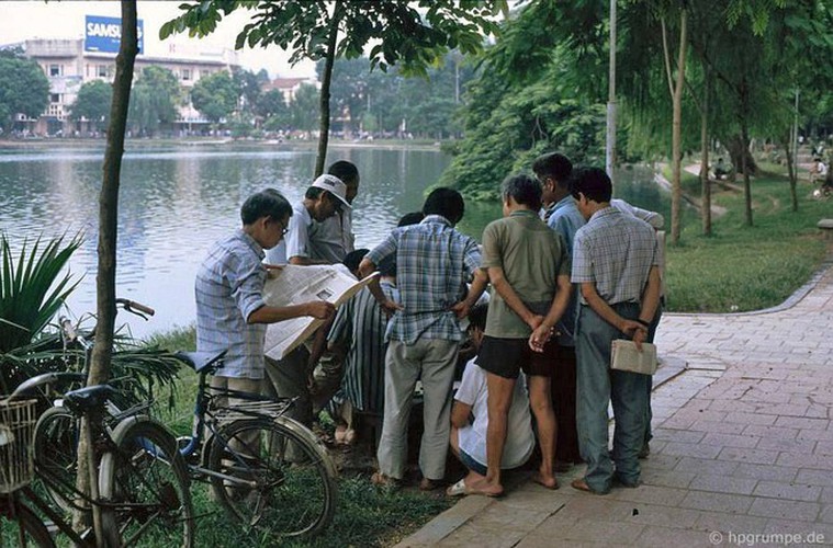 peaceful moments captured in scenes from 1990s hanoi hinh 4