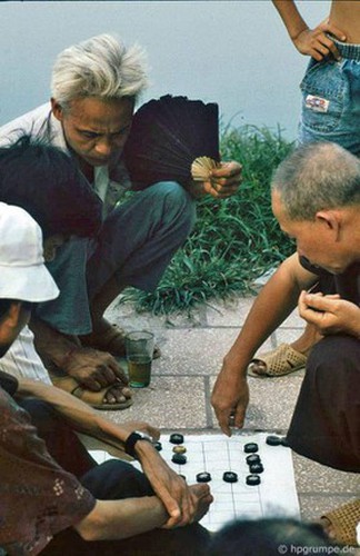 peaceful moments captured in scenes from 1990s hanoi hinh 5